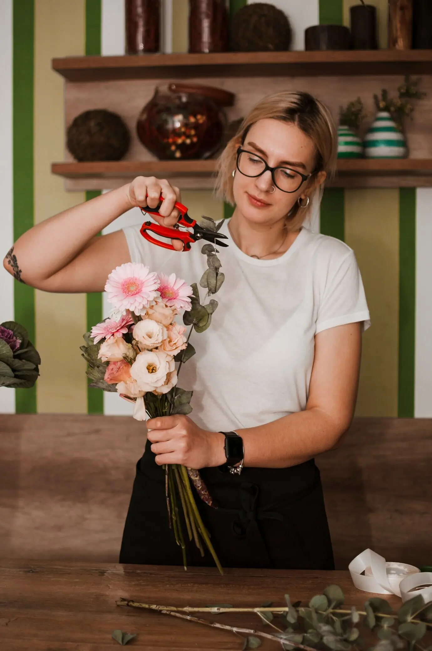 Bitte sende mir den ursprünglichen Beschreibungstext, den ich auf Deutsch umformulieren soll.